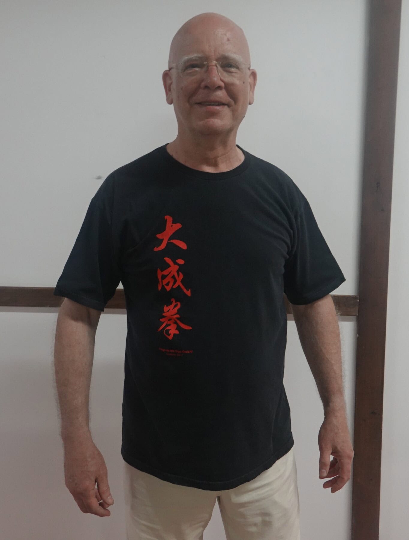 Maître d'arts martiaux Larry Foisy en kimono noir à Centre d'arts martiaux Larry Foisy, offrant des cours de karate et arts martiaux à Sherbrooke.